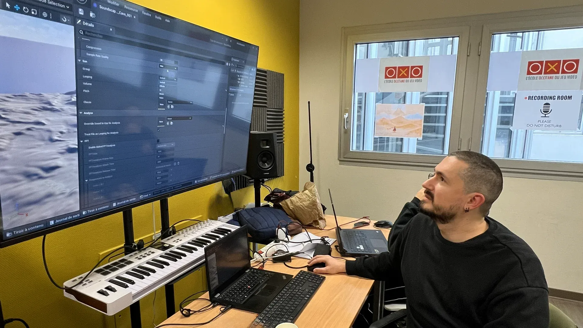 Un sound designer travailler sur un projet sur Unreal Engine sur un grand écran