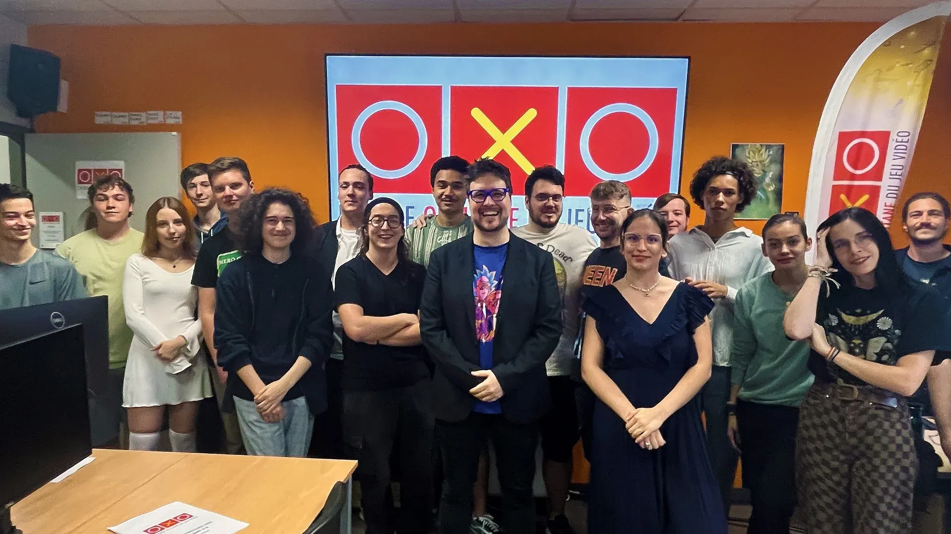 Une photo de groupe pour la rentrée avec tous les membres d'OXO réunis face caméra et souriants
